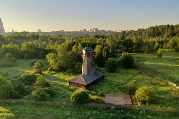 Panoramablick Auf Eine Holzmühle Auf Einer Grünen Wiese Gefilmt Von — Stockfoto