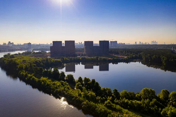 Panoramisch Uitzicht Snelweg Rivier Genomen Vanaf Een Drone Bij Dageraad — Stockfoto