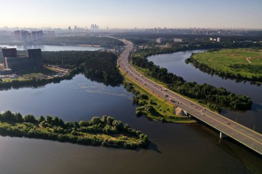 Nehrin karşısındaki otoyolun panoramik görüntüsü şafakta bir drondan alındı.