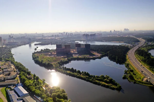 Panoramisch Uitzicht Snelweg Rivier Genomen Vanaf Een Drone Bij Dageraad — Stockfoto