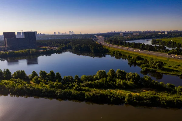 Nehrin Karşısındaki Otoyolun Panoramik Görüntüsü Şafakta Bir Drondan Alındı — Stok fotoğraf