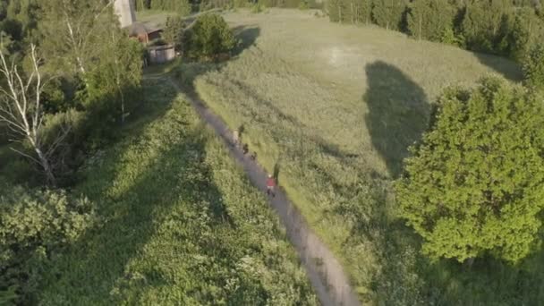 vue panoramique sur le moulin du monastère à l'aube filmée à partir d'un drone