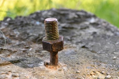 Yeşil manzaranın arka planında iplik olan metal çubuk.