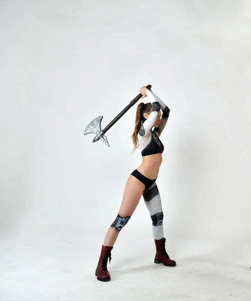Schönes Mädchen Roboteranzug Macht Übungen Und Posiert Auf Weißem Hintergrund — Stockfoto