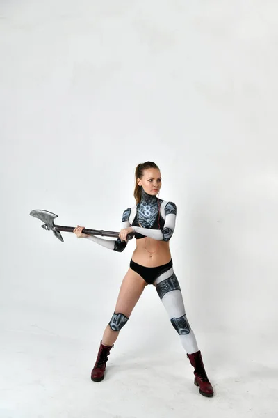 Schönes Mädchen Roboteranzug Macht Übungen Und Posiert Auf Weißem Hintergrund — Stockfoto