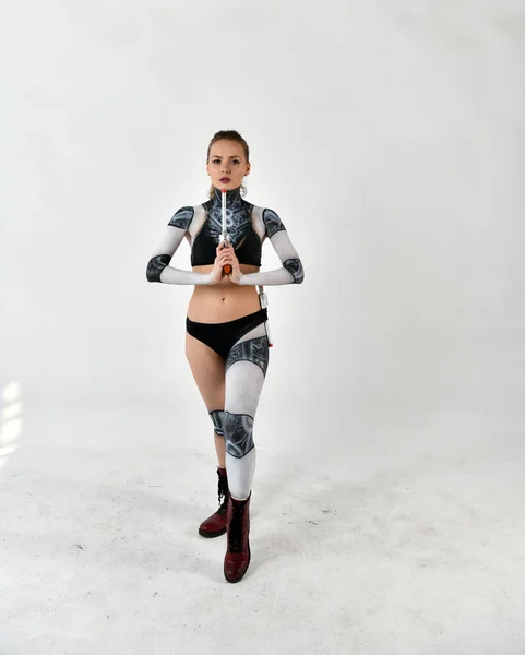 ロボットスーツの美少女は剣術の練習をします — ストック写真