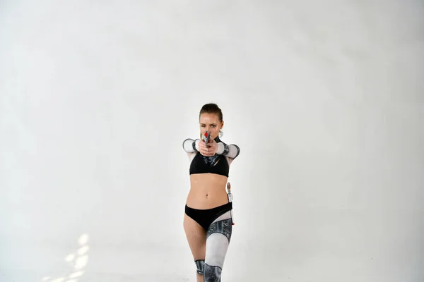 Piękna Dziewczyna Stroju Robota Robi Ćwiczenia Dla Sztuk Walki Mieczami — Zdjęcie stockowe