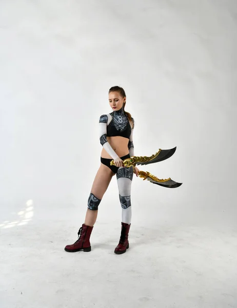 Schönes Mädchen Roboteranzug Macht Übungen Für Kampfkünste Mit Martialischen Schwertern — Stockfoto
