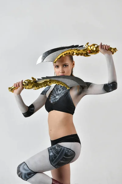 Schönes Mädchen Roboteranzug Macht Übungen Für Kampfkünste Mit Martialischen Schwertern — Stockfoto