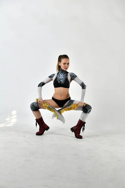 Krásná Dívka Obleku Robota Dělá Cvičení Pro Bojová Umění Zbraněmi — Stock fotografie