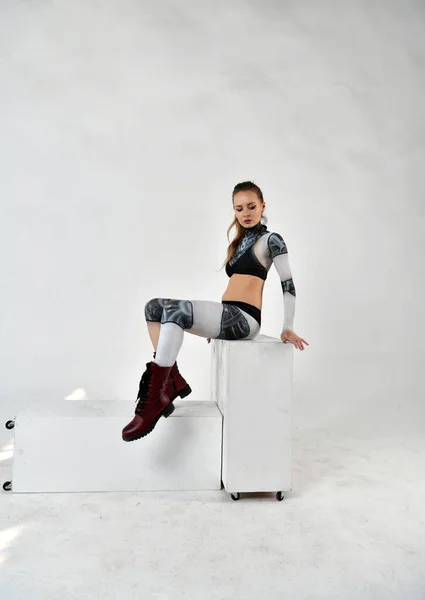Krásná Dívka Robotickém Obleku Vydává Osobu Vydává Osobu — Stock fotografie