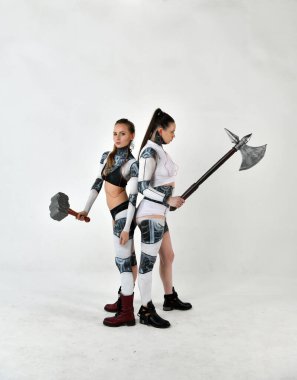 Çocuklar askeri silahlarla savaşırken, robot kostümlü iki güzel kız.