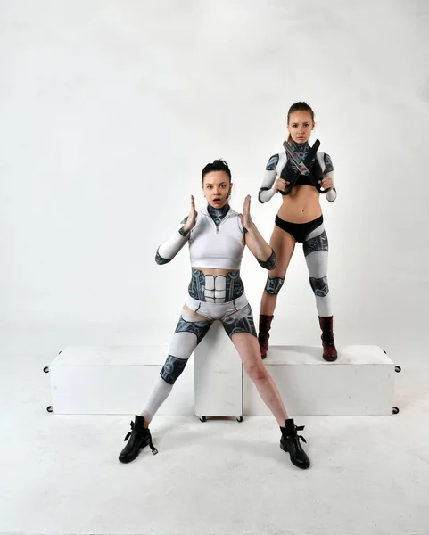 Két Gyönyörű Lány Robotjelmezben Ahogy Két Nővér Vigyáz Egymásra — Stock Fotó