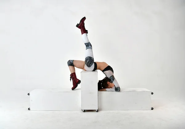 ロボットスーツの美少女は立方体で体操選手の姿をしています — ストック写真