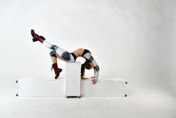 ロボットスーツの美少女は立方体で体操選手の姿をしています — ストック写真