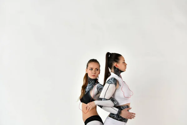 两个穿着机器人服装的漂亮姑娘就像两个姐妹互相照顾一样 — 图库照片