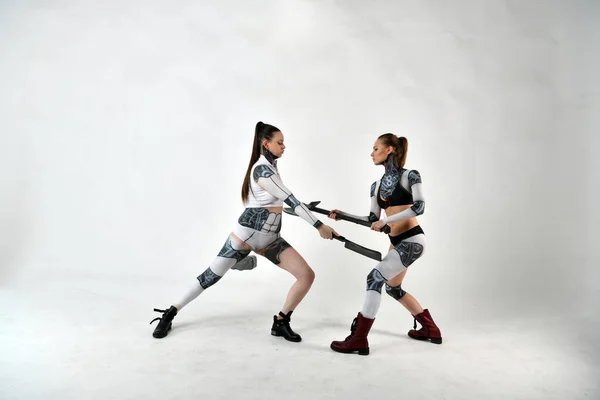 Дві Красиві Дівчата Костюмах Роботів Діти Борються Військовою Зброєю — стокове фото