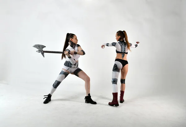 Två Vackra Flickor Dräkter Robotar Som Barn Slåss Mot Vapen — Stockfoto