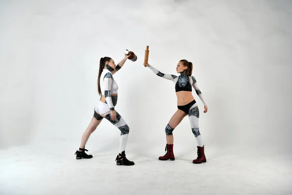 Zwei Schöne Mädchen Roboteranzügen Während Kinder Mit Kampfwaffen Und Improvisierten — Stockfoto