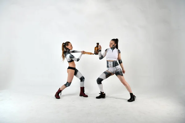 Дві Красиві Дівчата Костюмах Роботів Діти Борються Зброєю Саморобними Засобами — стокове фото