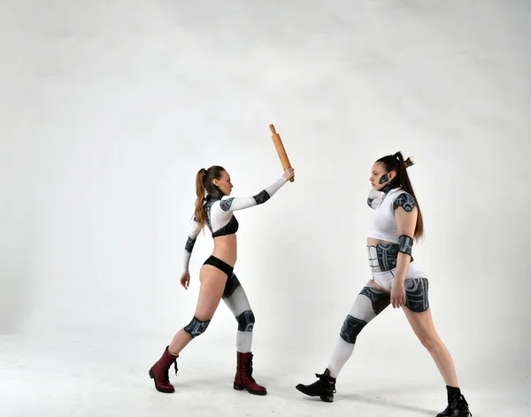 Дві Красиві Дівчата Костюмах Роботів Діти Борються Зброєю Саморобними Засобами — стокове фото