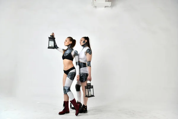 Zwei Schöne Mädchen Roboterkostümen Mit Laternen Suchen Einen Weg — Stockfoto