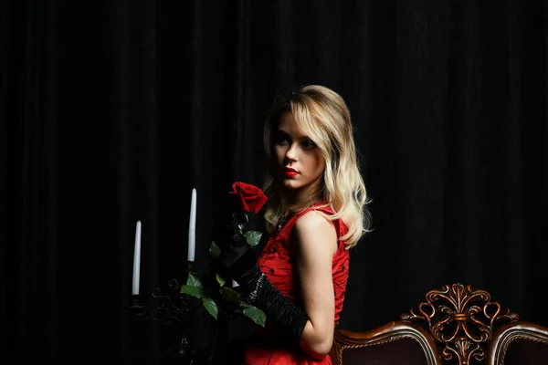 Kırmızı Elbiseli Siyah Arka Planda Poz Veren Güzel Kız — Stok fotoğraf