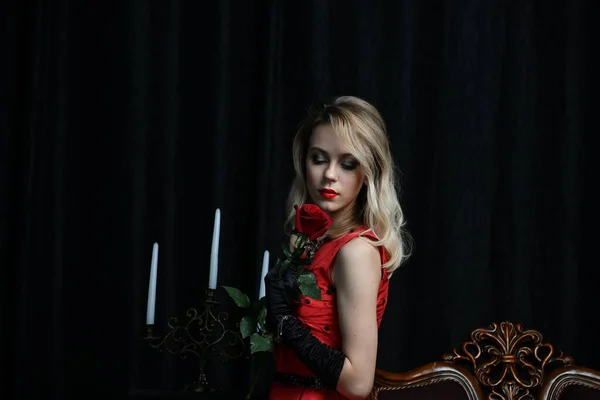 Красива Дівчина Червоній Сукні Позує Кріслах Чекаючи Чорному Тлі — стокове фото