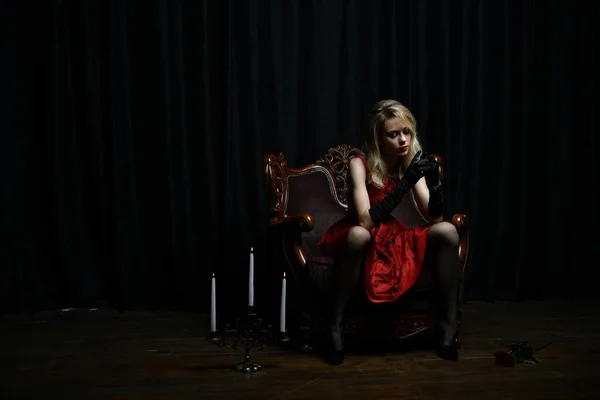 Schöne Mädchen Einem Roten Kleid Posiert Auf Einem Stuhl Mit — Stockfoto