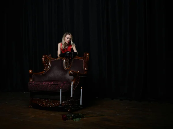 Schöne Mädchen Einem Roten Kleid Posiert Auf Einem Stuhl Mit — Stockfoto