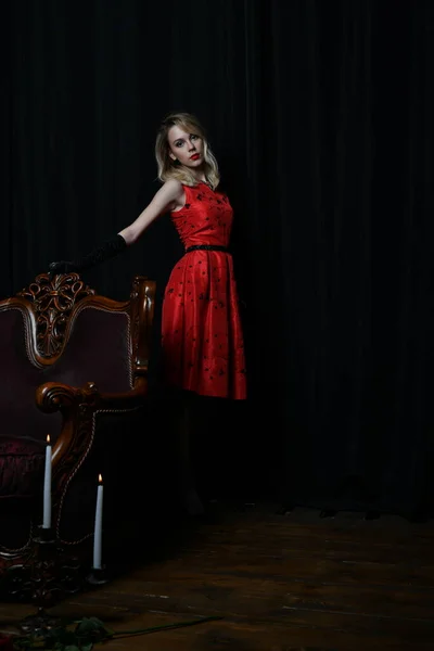 Hermosa Chica Vestido Rojo Posando Una Silla Con Una Rosa —  Fotos de Stock