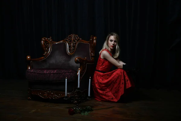 Menina Bonita Vestido Vermelho Posando Uma Cadeira Com Uma Rosa — Fotografia de Stock