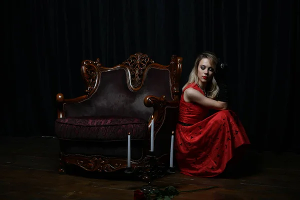 Genç Güzel Bir Kız Kırmızı Elbiseli Aşkı Bekliyor — Stok fotoğraf