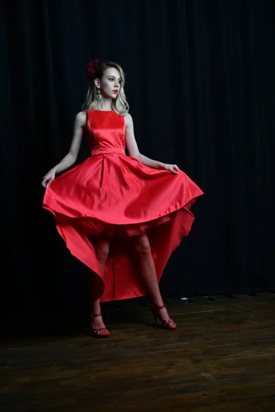 Joven Hermosa Chica Intenta Primer Vestido Rojo Noche — Foto de Stock