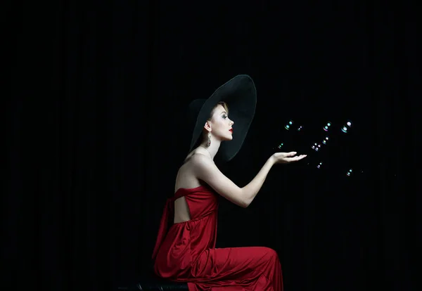 Beautiful Girl Black Hat Catches Soap Bubbles Makes Wishes — Stock Photo, Image