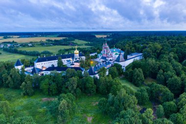 Ormanın geçmişi ve insansız hava aracından alınan nehir.