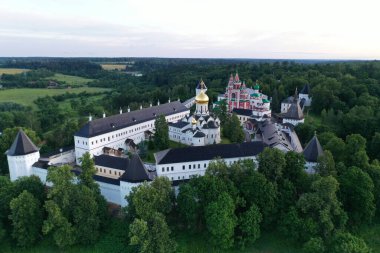 Ormanın geçmişi ve insansız hava aracından alınan nehir.