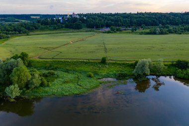 Orman çayırlarının panoramik manzarası ve hava aracından çekilen nehir.