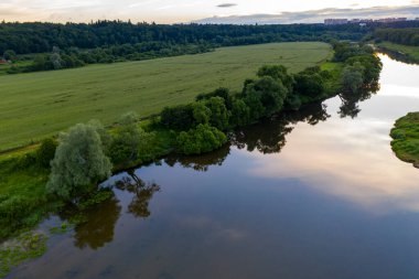 Orman çayırlarının panoramik manzarası ve hava aracından çekilen nehir.