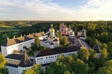 Ormanın geçmişi ve insansız hava aracından alınan nehir.
