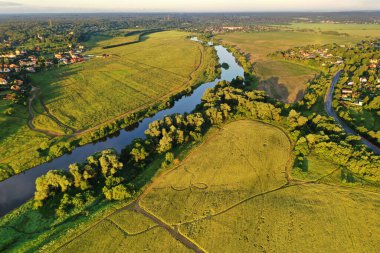 Orman çayırlarının panoramik manzarası ve hava aracından çekilen nehir.