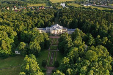 Ormanın geçmişi ve insansız hava aracından alınan nehir.