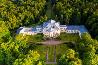 Ormanın geçmişi ve insansız hava aracından alınan nehir.