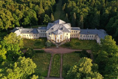 Ormanın geçmişi ve insansız hava aracından alınan nehir.