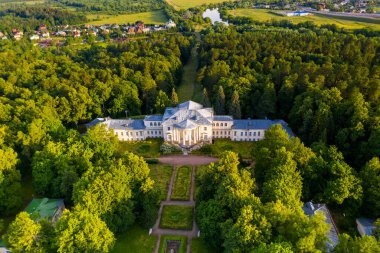 Ormanın geçmişi ve insansız hava aracından alınan nehir.