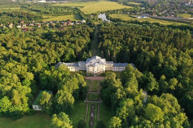 Ormanın geçmişi ve insansız hava aracından alınan nehir.
