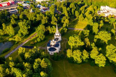 Ormanın geçmişi ve insansız hava aracından alınan nehir.