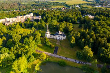Ormanın geçmişi ve insansız hava aracından alınan nehir.
