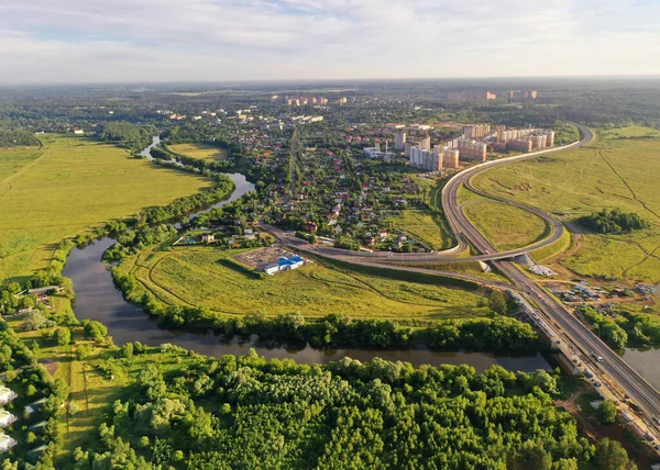 Vista Panoramica Sui Prati Boschivi Sul Fiume Dal Dronedefault — Foto Stock