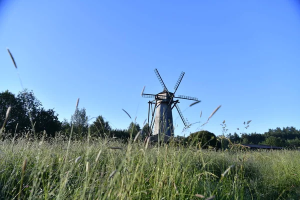 Hölzerne Mühle Einem Frühen Sommermorgen Bei Sonnenaufgang — Stockfoto